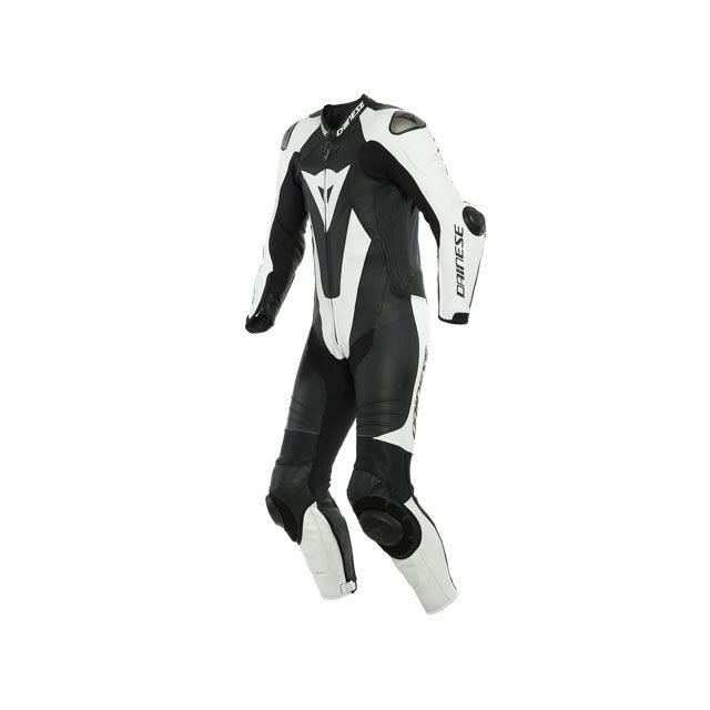 ●メーカー名：ダイネーゼ / Dainese●商品名：LAGUNA SECA 5 1PC LEATHER SUIT PERF. S/T（622）●サイズ：26●メーカー品番：1513468●JANコード：8051019257970商品の保証は、メーカー保証書の内容に準じます。●納期当商品はダイネーゼ正規輸入元（ダイネーゼジャパン）の商品となります。日本に在庫がある場合は2〜3日で入荷、日本に在庫が無い場合はイタリア取寄せとなり通常4週間程度の取寄せ日数を要しますのでご了承くださいませ。●カラー622●備考ダイネーゼの真骨頂とも言えるレーシングレザースーツ。 LAGUNA SECA 5は、ダイネーゼのワンピーススーツの最新の進化形であり、プレミアムフルグレインカウハイドレザーを使用しています。 シート上での動きの自由度を最大限高めるよう設計されました。 人間工学に基づいた構造により、最高レベルの安全性を提供します。 Tri-Axial システムと3 way stretchレザーインサートにより、他のレザージャケットと同レベルの耐摩擦性を保持しながらも、広い可動域を実現しました。 インサートには、革の抵抗力と優れた弾力性と摩耗性を兼ね備えた最先端のダイネーゼ素材、XFアローを採用し、機動性を高めています。 肘と膝には複合素材のプロテクター、腰にはソフトなPro-Shape 2.0プロテクター、そして交換可能でカスタマイズ可能な複合素材プロテクターとアルミプレートを備えたフローティングショルダーの独自構造により、安全性が保証されています。 ダイネーゼの特徴であり、独占特許でもある金属製のショルダープレートは、転倒時にライダーが滑るのを助け、危険な転がりのリスクを軽減します。 これは、プラスチック素材との決定的な違いであり、アスファルトにグリップ力があるため、摩耗により摩耗が早くなります。 D-Tecレーシングコアの内装は、簡単に取り外して洗濯できるため、新しいレベルの通気性と快適性を保証します。 暑い日のセッションにも最適な通気性を提供します。 RSS 3.0システムは、幅広のデュアルコンパウンドスライダーを特徴としており、スーツにしっかりと固定されているが、素早く交換可能。 エアロダイナミックハンプにはKIT WATER BAGを収納できるように設計されており、すべてのモーターサイクルGPスーツ用に開発された統合型ウォーターシステムを装着することができます。 このシステムは互換性のあるヘルメットに接続することができ、プロのライダーは競技中いつでも簡単に水を飲むことができ、レース中も水分補給ができます より正確なバイクのハンドリングを実現するために、膝の内側には革新的なKGIシステムが装着されており、特殊なインサートが最も確実なグリップ力を発揮し、極端なカーブにも積極的に挑むができます。●写真注意※画像はイメージです。