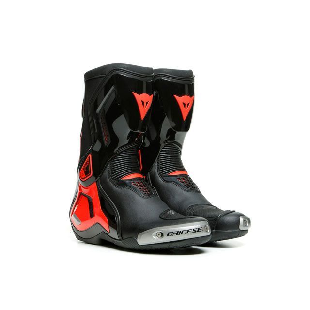 ●メーカー名：ダイネーゼ / Dainese●商品名：TORQUE 3 OUT BOOTS（628）●サイズ：42・サイズ：39はこちら・サイズ：40はこちら・サイズ：41はこちら・サイズ：43はこちら・サイズ：44はこちら・サイズ：45はこちら・サイズ：46はこちら・サイズ：47はこちら●メーカー品番：1795227●JANコード：8051019146458商品の保証は、メーカー保証書の内容に準じます。●納期当商品はダイネーゼ正規輸入元（ダイネーゼジャパン）の商品となります。日本に在庫がある場合は2〜3日で入荷、日本に在庫が無い場合はイタリア取寄せとなり通常4週間程度の取寄せ日数を要しますのでご了承くださいませ。●カラー628●備考グリップ力の高いTPUインサートを備えたマイクロファイバーとD-Stone?ファブリックを使用したレーシングブーツです。交換可能なマグネシウムスライダー、シェル・かかと・つま先上のプロテクティブナイロン、足のねじれを防ぐ独自のTPU製D-Axialシステムにより、実用性と安全性が保証されています。軽さとパフォーマンスの真のチャンピオンと言えるこのブーツは、内側に素早く固定できるリテンションバンドとエアチャネリングシステム、外側とヒールにマグネシウムインサート、そして降車時の快適性を高めるための柔軟なジョイントを備えています。どんなサーキットにおいてもパフォーマンスを最大限に発揮するための安全性と信頼性の一足です。●写真注意※画像はイメージです。