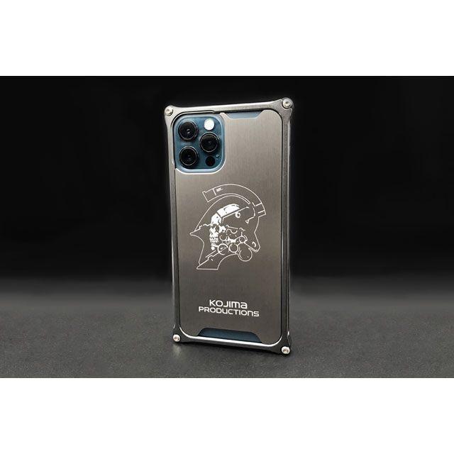 ●メーカー名：GILD design（mobile item） / GILD design(ギルドデザイン)●商品名：Kojima Productions Logo Ver. for iPhone 12 Pro Max●メーカー品番：43239●JANコード：4522285432391商品の保証は、メーカー保証書の内容に準じます。●対応機種iPhone 12 Pro Max●素材A2017S（ Body）、ステンレス（ bolts）●サイズ83.7mm（幅）166.5mm（高さ）10.5mm（奥行）●重量本体：20gパネル：27g●特徴■iPhone12seriesに対応したアルミ削り出しケースです。KOJIMA PRODUCTIONSロゴがデザインされたアルミ背面保護パネルが付属します。アルミ背面保護パネルはお客様のTPOに応じて取り付け、取り外しが可能です。■無垢材から削り出したアルミ製ケースに、専用のレーザーマーカーによって表面を微細に彫刻することでロゴを浮き立たせています。レーザー刻印は半永久的に消えてはいけない機械類のシリアルナンバー刻印などに使用されるマーキング手法です。■KOJIMA PRODUCTIONSコラボモデルには、ロゴマークをレーザーマーキングしたアルミ削り出しイヤホンジャックカバーが1つ付属します。このケースでしか手に入らない特別なイヤホンジャックカバーです。お手持ちのゲーム機、PCなどのイヤホンジャック穴にお使いください。●備考ギルドデザインは「KOJIMA PRODUCTIONS」とコラボレーションし、iPhone 12series対応のソリッドバンパーを製作致しました。この特別なモデルは、「スマートフォンを本気で守る」をコンセプトに、航空機や自動車部品に使用される高強度ジュラルミン削り出しの無垢材から削り出したアルミ製ケースに、専用のレーザーマーカーによって表面を微細に彫刻することでイメージを浮き立たせています。レーザー刻印は半永久的に消えてはいけない機械類のシリアルナンバー刻印などに使用されるマーキング手法です。使用している材料は、『古河スカイ製』（現在は株式会社UACJ）のA2017材ジュラルミンを使用。強度があり、切削性に富んだ材質です。この高剛性ジュラルミンの無垢材を強度を保ったまま95％を削りアルミケースへと仕上げます。さらに素材、表面処理、ケースを固定するボルト、付属するシリコン、レンチ、パッケージの箱に至るまでこのギルドデザインのアルミケースに関するすべての物は日本で作られたモノとなっています。徹底した『メイドインジャパン』へのこだわりこそが、お客様に安心して使用して頂ける高品質な ケースの自信へとつながります。信頼の日本製を使用するからこそ得られる『高品質』をぜひ体感してください。●ご注意※本製品は商品の特性上アルミ製のため、電波が本体裏側を遮ることになります。わずかながら電波を受信する性能が劣る可能性があります。※本製品は、iPhoneを完全に衝撃などから保護する目的では作られていません。iPhone本体への破損、故障、紛失、データの消失等につきまして当社およびメーカーは一切責任を負いかねますので予めご了承ください。※本製品は、衝撃吸収用樹脂によってiPhoneとケースが接しないように設計しておりますが、iPhoneを完全にキズから防ぐ目的では作られていません。※本製品装着によるiPhone本体へのキズにつきまして当社およびメーカーは一切責任を負いかねますので予めご了承ください。※製品の仕様・外観・同梱品につきましては予告なく変更する場合があります。※社外充電器などは使用できない可能性があります。※市販フィルムは液晶面、背面共に厚み0.2mm以下のフィルムが装着可能です。しかし、0.2mm以下の厚みであっても取り付け方法や、フィルムの種類により気泡が入る、浮いてしまう等の不具合が起きる可能性がございます。0.2mm以下であれば必ずしも適切に装着ができるという保証をするものではございません。予めご了承ください。※もともと電波状況のよくない場所では、電波が受信し辛い場合があります。通常の電波を受信している場合は問題ありません。※アルマイト処理の特性上、毎ロット同じ色で仕上げることが難しくなります。なるべく同じ色味で仕上げるように努力はしておりますが、アルマイト処理上、ロットにより色にバラつきが出てしまいます。※本製品はアルマイト処理を施しているため、電流を通す接点と呼ばれる場所は色がつきません。ケース内側に2点色が付いていない箇所がありますが加工不良ではありません。●写真注意※画像はイメージです。