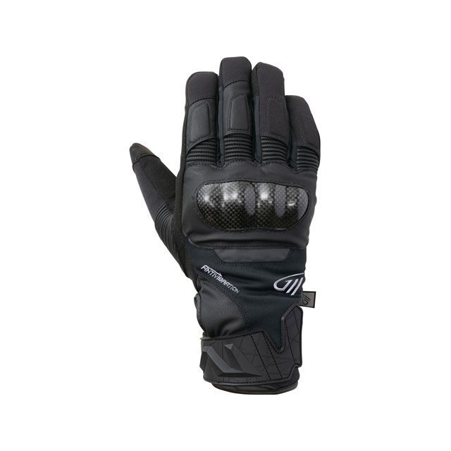 ●メーカー名：ゴールドウイン / GOLDWIN●商品名：2022-2023秋冬モデル GSM26252 GWM ANTI V GLOVES（ブラック）●サイズ：S・サイズ：Lはこちら・サイズ：XLはこちら・サイズ：WLはこちら●メーカー品番：GSM26252●JANコード：4580777206042商品の保証は、メーカー保証書の内容に準じます。●モデル2022-2023秋冬モデル●カラーブラック●素材甲側：合成皮革＋ストレッチツイル＋硬質プロテクションカップ掌側：人工皮革＋ナノフロント＋アンチバイブレーションフォーム内蔵グローブインサート：Gベクター裏地：ボア（甲側）起毛トリコット（掌側）●機能Gベクター グローブインサート防水透湿防風アンチバイブレーションシールドワイパーグリップヒーター対応カーボンプロテクションカップスマホ対応レディース対応●生産国中国●備考短距離ツーリングで峠などのワインディングを走るライダーに向け、操作性を重視して開発したウィンターグローブ。オフロード競技用にも採用しているグリップ性に優れたナノフロント素材を小指、薬指、指の付け根部分に追加し、振動軽減パッド アンチバイブレーションは小指球の一か所のみにすることでフィット感、操作性を向上させています。また独自の防水透湿素材Gベクターを採用しつつ、カーボンプロテクションカップを装備することで快適なツーリングをサポート。幅広い車種にコーディネートできるようカラバリエーション豊かなラインナップを展開しています。●写真注意※画像はイメージです。