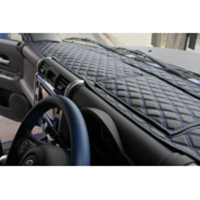 【メーカー直送】BMS 国内仕様FJクルーザー用ダッシュボードマット ツイーター有り/オートライトシステム有り Leosレオス キルトデザイン シンプルエッジ ステッチ色 ブラック 生地色 ホワイト DM-TFJL ビーエムエス 内装パーツ・用品(2)