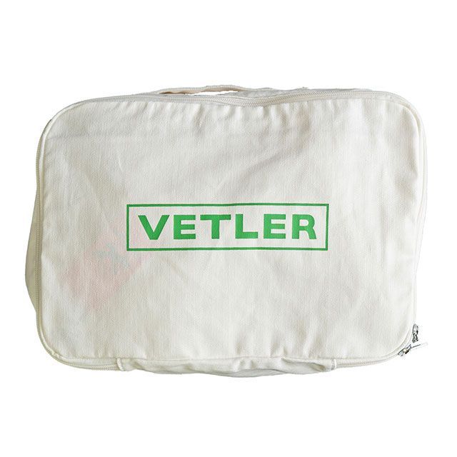 ●メーカー名：VETLER(ベトラー)●商品名：ヘリンボーン ポーチ M（ホワイト）●メーカー品番：VTLSGT03-WH●JANコード：4562342577085商品の保証は、メーカー保証書の内容に準じます。●カラーホワイト●サイズM●備考旅先の時の着替え入れとしてはもちろん、キャンプではコーヒー器具や食器セット入れにも。ポーチの定番化学繊維はなく、あえて「コットン素材」を使うことでクラシカルな雰囲気を演出。内側にはタブレット端末の収納にもちょうどいいサイズの内ポケット付き。●写真注意※画像はイメージです。