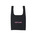 ●メーカー名：VETLER(ベトラー)●商品名：エコバッグ マルシェ（ブラック）●メーカー品番：VTLSGT06-BK●JANコード：4562342577184商品の保証は、メーカー保証書の内容に準じます。●カラーブラック●備考マルシェタイプのエコバッグ。こちらもトートタイプと同じくコンパクトに折りたたんで持ち歩きができます。また広めのマチがあるのでお弁当やお肉などのをフラットな状態で運べるのもマルシェタイプのいいところ。ポップなプリントデザインは普段使いのバッグとしてもおすすめです。●写真注意※画像はイメージです。