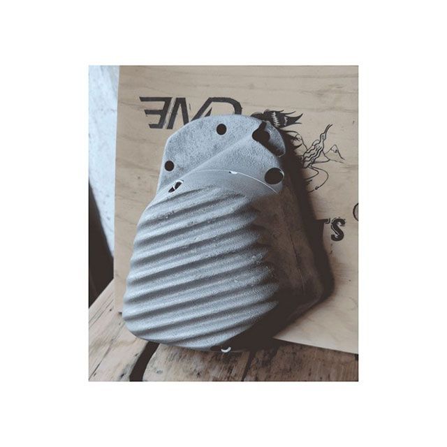 K&W EMD製 1970-1973 ビッグツイン用カムカバー（ブラックカット） CCBT70-BC 部品屋K&W カムシャフト ..