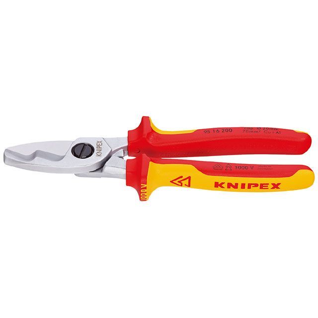 ●メーカー名：クニペックス / KNIPEX●商品名：95 16 200 StepCutステップカット ケーブルカッター 160mm プラスティックコーティングハンドル●メーカー品番：・95 16 200●JANコード：4003773026761商品の保証は、メーカー保証書の内容に準じます。●仕様ヘッド仕上げ：クロムメッキハンドル仕様：1000V絶縁（VDE絶縁テスト済み）切断能力（銅線（多芯）：φmm）：20切断能力（銅線（多芯）：mm2）：70切断能力（AWG）：2/0全長（mm）：200質量（g）：340●備考鍛造により大変頑丈です。材質はオイル焼き入れ焼き戻し処理済みの高級特殊工具鋼です。DIN EN/IEC60900基準に適合しています。二種類の素材から成る1000V絶縁ハンドルは赤と黄のツートンカラーを採用することで、非絶縁ツールとの差別化を図っています。銅およびアルミの単線・複合線を切断することができます。ブレードは精密に研磨され、焼き入れ処理が施されています。ケーブルを変形させず、綺麗に切断することができます。片手で簡単に作業できます。てこの原理を最大限利用するデザインと新開発の刃形状により、少ない力で高い切断能力を発揮します。イニシャルカット（先端側の刃を用いる予備切断）とファイナルカット（根元側の刃を用いる最終切断）を順に行うことで、直径20mmまでのケーブルを切断することができます。ハンドルはつば付きで、しっかり握ることができます。挟み込み防止により、指が挟まれるのを防ぎます。調整可能なねじ式ジョイント、自動ロック機構です。二枚刃付きです。●ご注意※スチール製ワイヤーおよび硬引銅線には適しません。●写真注意※画像はイメージです