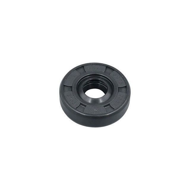 ●メーカー名：ベイカードライブトレイン / Baker Drivetrain●商品名：6into4 クラッチアジャスターロッドシール●メーカー品番：・038332商品の保証は、メーカー保証書の内容に準じます。メーカー品番：.3125x.875x.250内容物：シール×1注意事項※トランスミッション内部のパーツ類となり、組みつけの際は各種工具と専門的な知識／作業スキルが必須の為技術力のある専門店での取り付けをお薦め致します。ハーレー用のアフターマーケットパーツでもミッションを専門としたBakerDrivetrain：ベイカードライブトレイン。高品質で信頼性の高い製品は、V-TWIN業界に留まらず金属加工業界でも高い評価を誇っています。そんなBakerの純正ミッション用やBakerカスタムミッション用パーツのリリースを開始致しました。6 into 4トランスミッション用のクラッチアジャストシールです。リプレイスにご利用ください。※掲載画像はイメージです。実際の商品とは色味や仕様が異なる場合がございます。
