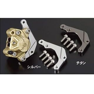 ●メーカー名：シフトアップ / SHIFTUP●商品名：brembo 2pods φ34 キャリパーサポート●カラー：シルバー・カラー：チタンはこちら●メーカー品番：210056-03●JANコード：4582246481509商品の保証は、メーカー保証書の内容に準じます。●材質アルミ削り出し／アルマイト仕上げ●ご注意※ブレーキパッド要加工。※取り付けピッチ84mm。※brembo社製キャリパーをご使用の場合は、キャリパー側バンショボルトをbrembo対応に交換が必要です。※SHIFT-UPビレットキャリパー使用不可。メーカー車種年式型式・フレームNo.その他ホンダAPE100 TypeDホンダNSF100ホンダNSR-MINIホンダXR100ホンダXR50※商品掲載時の適合情報です。年式が新しい車両については、必ずメーカーサイトにて適合をご確認ください。