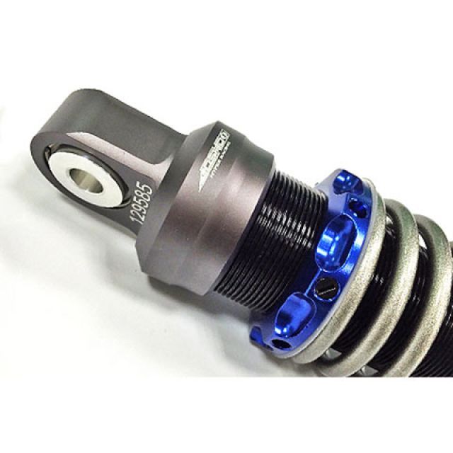 ●メーカー名：ジョウショウワンハイパーレーシング / JOSHO1HYPERRACING(ジョウショウワン ハイパーレーシング)●商品名：J2SP PRO Suspension（J2SPプロ サスペンション）●カラー：ブルー・カラー：ゴールドはこちら・カラー：レッドはこちら●メーカー品番：・0302058●JANコード：4580352263569商品の保証は、メーカー保証書の内容に準じます。●仕様■スプリングイニシャル：無段階調整式（調整ツール付属） ■戻り減衰機構：17段 ■取り付け上部、高価アルミベアリング仕様 ■左右2本セット ■サスペンション長さ：310mm ■戻り減衰機構：最弱（一番左）から10段目●備考大人気J2SPが新しく進化を遂げました！新色ブルーが追加、3色のカラーバリエーション。台湾屈指、サスペンションを最も得意とするRPMとの共同開発から生まれたこの一本！従来のJ2SPサスペンションを細部に至るまで徹底的に再分析・改善を行い、品質・部品較差・オイル・スプリング材に至るまで最新スペックを投入しました。テストを繰り返し従来品ではなかった乗り心地・質感・満足感をご堪能いただける一本に仕上がっております。●ご注意※本製品は2年間の保証対象品です。※コの字型ブラケット部の固定の際、純正ボルトでは短く使用ができませんので交換が必要になります。メーカー車種年式型式・フレームNo.その他ホンダPCX 125/150ALL※商品掲載時の適合情報です。年式が新しい車両については、必ずメーカーサイトにて適合をご確認ください。