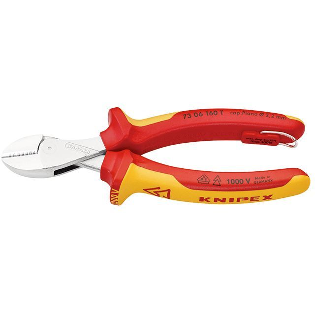 ●メーカー名：クニペックス / KNIPEX●商品名：7306-160TBK 絶縁コンパクトニッパー 落下防止（BK）●メーカー品番：・7306-160TBK●JANコード：4003773081838商品の保証は、メーカー保証書の内容に準じます。●質量184g●サイズ切断能力（軟線：φmm）：4.8 切断能力（中硬線：φmm）：3.8 切断能力（硬線：φmm）：2.7 切断能力（ピアノ線：φmm）：2.2 銅線（多芯）切断能力（φmm）：12 全長（mm）：160●仕様ヘッド仕上げ：クロムメッキ ハンドル仕様：1000V絶縁（VDE絶縁テスト済み）切断面：傘状●備考25％軽量化してコンパクト パワフルで精密。精密な極細のワイヤーも、多芯ケーブルやハードなバネ鋼と同様に切断します。ボックスジョイント構造なので軽量でも抜群の安定性。切断角度とテコ比の最適な調整により、力をかけずに特に高い切断性能を発揮します。比較的厚いケーブルを切断するための大きな開口幅。細い銅線でも精密にカットできます。取付け、修理、製造において汎用的に使用できます。同サイズの一般的な斜ニッパーより40％もかける力を削減できます。二重に支持されたジョイント軸により、ハードな連続使用に耐えます。滑り落ち防止を取り付けるための一体型絶縁固定留め輪付き。