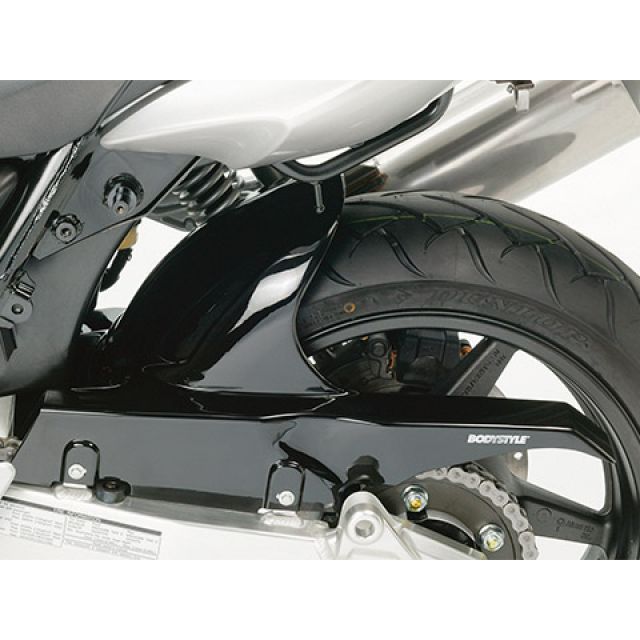 ●メーカー名：ボディースタイル / BODY STYLE●商品名：リアハガー HONDA CB1300 2002-2010 / CB1300S 2005-2013 未塗装●メーカー品番：bds_6530695●JANコード：4251233311630商品の保証は、メーカー保証書の内容に準じます。●写真注意※画像はイメージです。●仕様素材：ABS plastics●備考The BODYSTYLE Sportsline rear hugger creates racy dynamic outlines at the rear wheel of sport and naked bikes． This paintable styling part made of high-strength ABS plastics works as splash guard for the central spring leg． With ABE． Photo shows item in black．●納期※ご注文後の海外取寄せとなり2ヶ月前後での日本入荷となります。※生産や通関状況等で輸入遅れが生じる場合がございますことご了承下さい。メーカー車種年式型式・フレームNo.その他ホンダCB13002002-2010SC54ホンダCB1300S2005-2013SC54※商品掲載時の適合情報です。年式が新しい車両については、必ずメーカーサイトにて適合をご確認ください。