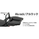 ●メーカー名：ヘプコ＆ベッカー / HEPCO＆BECKER(ヘプコアンドベッカー)●商品名：トップケースホルダー（キャリア） Alurack/アルラック（ブラック）●メーカー品番：650-4534-0101●JANコード：4042545535506本国に在庫がある場合、納品まで2〜3週間ほどお時間を頂きます。海外取寄の為、納期2ヶ月以内はキャンセル不可となります。商品の保証は、メーカー保証書の内容に準じます。●カラーブラック●特徴■2種類のホルダーをラインナップ。 ヘプコ＆ベッカーのトップケースを安全に取り付けるための位置決めガイド（垂直に立っている部分）が、折りたたみタイプと固定タイプの2種類をラインナップ。お客様の使用スタイルによってお選びいただけます。 ■折りたたみタイプ：Easy rack／イージーラック 位置決めガイドが折りたたみ式のため、簡単にフラットな簡易キャリアとなります。トップケースを必要としないような、ちょっとした荷物を載せる場合に便利です。 ■固定タイプ：Alurack／アルラック 位置決めガイドがボルトで固定されたタイプ。取り外せばフラットな簡易キャリアとなります。ケースを取り付けたまま使用することが多い場合にお勧め。リーズナブルな価格も魅力。その他、付属の取付用フレームなどは共通です。高耐久パウダー塗装仕上げ。●備考T-MAX530 SX／T-MAX530 DX／T-MAX 530／T-MAX ツーリングカスタムパーツ T-MAX530 SX／T-MAX530 DX／T-MAX 530／T-MAX用トップケース−ホルダー。ヘプコ＆ベッカーのトップケースを搭載する為のベースとなります。アルミ製で軽く丈夫に造られており、ケースを付けていなくても現代のバイクに違和感なく溶け込むデザインです。●ご注意※Easy rackはトップケースオービット、およびアルミスタンダード使用不可。※AluRackにトップケースアルミスタンダードを取り付けの場合、別途Alurackアダプターが必要。※ユニバーサルプレートタイプのトップケースは取付不可。●写真注意※写真はイメージです。掲載写真の取り付け車種、カラーなど、写真と異なる場合がございます。※実際の製品は改良・仕様変更などにより、一部カラー、形状が異なっている場合がございます。※撮影の都合上、他商品も写真に写っている場合がありますが表題の商品のみのお届けとなります。※写真のEasylackは位置決めガイドを折りたたんだ状態、Alurackは位置決めガイドを取り付けた状態です。メーカー車種年式型式・フレームNo.その他ヤマハTMAX 5002008〜ヤマハTMAX 5302012-2016※商品掲載時の適合情報です。年式が新しい車両については、必ずメーカーサイトにて適合をご確認ください。