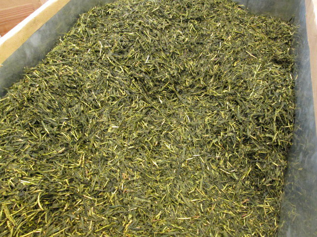 青のほうじ茶は、一般的なほうじ茶のイメージとは異なるものです。まつの茶舗の青のほうじ茶「飛騨の露」は自らが厳選仕入れした、高品質なお茶を生産する県内産美濃茶一番茶を中心としたお茶を原料としてます。「香つ立つ良質の茶葉は、比較的冷涼な河川の上・中流域の、朝霧の立つような地域で生産される」といわれています。しかし、山間部の茶葉は平地に比べると発芽が遅く、摘み取りも遅れるなどの不利な点があります。ところが、この岐阜県内産美濃茶一番茶も新芽は良く伸び、芽もきれいに揃うなど品質的に優れています。 そして、じっくりと焙じ上げる「青ほうじ」の手法をもって完結させます。この「青ほうじ」は一般のほうじ茶のような香ばしさのみを優先させる強い「火入れ」を抑える手法です。これにより香ばしさに加え、味の深みが増すよう仕上げました。 ※お届け先が沖縄は送料1,914円となります。ご請求時に変更となります。（税込） ※G-Callショッピングにて他の商品と一緒にご購入の場合、別途送料がかかる場合があります。その際はご注文後ご連絡いたします。
