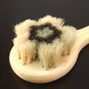 白馬毛と茶馬毛を使用したボディブラシ。従来のボディタオルでは落としきれない毛穴の隅々まで丁寧に洗い流します。泡立ちが良く、毛穴を清潔に。 ■セット内容／ボディブラシ、ブラシスタンド、ブラシクリーナー ※天然素材を使用しているため、毛や木の多少の変化や、木のわずかな反りが出る場合がありますが、ご使用上問題ありません。 ■材質 ボディブラシ：毛/白馬毛・馬毛、持ち手/天然木（ひのき）　　　　　　　　 ブラシスタンド：ABS樹脂、クリーナー：ポリアセタール ■付属品サイズ・重量（約）／ブラシスタンド：幅8×高さ4.7×奥行8、22g、 ブラシクリーナー：幅5×高さ3.5×奥行12.5、7g ※お届け先が沖縄は送料1,914円となります。ご請求時に変更となります。（税込） ※G-Callショッピングにて他の商品と一緒にご購入の場合、別途送料がかかる場合があります。その際はご注文後ご連絡いたします。