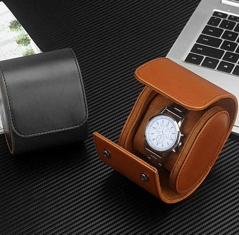 商品詳細 商品内容 腕時計ケース 商品特徴 腕時計ケース 仕様 付属品：無し 素材:PU 生産国：中国 サイズ サイズ（cm）： 写真の通り ●形、色、質感が、商品ページ上と実物で異なって見える場合がございます。予めご了承くださいませ。 商品について： ※製造中（縫製、染色など）により商品において色味や柄、サイズに若干の誤差や、生地を織る際に糸の継ぎ目や多少のほつれ等が生じる場合がございますが、品質上の問題ではございませんのでご了承の上お買い求めくださいませ。 ※手作り商品でございますから、画像と若干異なる場合も御座います。 ※モデルに使用している小物、アクセサリ等はセット内容に含まれません。 ※発送上の状態によって商品がシワになる場合がございます。予めご了承くださいませ。 発送について： ※即納商品以外で、メーカーから取り寄せを致しますので、7日間前後お時間を頂いております。 ※在庫確認、配送状況、休日を間にする事により、予定より遅くなる可能性がございます。 ※当店ではラッピングのサービスを行っておりません、ご了承くださいませ。 メールについて： ※メール返信とご注文対応は、平日10：00～18：00頃に対応しております。 ※携帯メールでの登録は迷惑メールによりメールが届かない場合がございます。 返品について： ※返品ご希望の際は商品到着から7日以内に必ず当店までご連絡をお願いいたします。 ※ご連絡がない場合の返品はご遠慮ください。 ※ご連絡を頂けましたらスムーズに対応できますので、ご協力いただけますようお願い申し上げます。送料について※★複数在庫、追加可、何点でも同梱配送は可能です。北海道・沖縄・離島への配送は商品によって異なる別途送料がかかります。