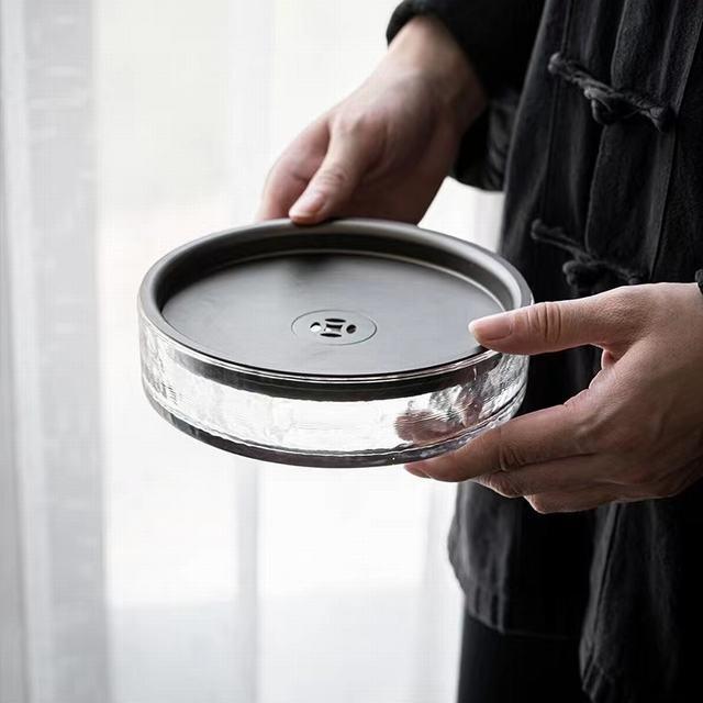 耐熱硝子 茶盤 茶こぼし ガラス 建水 けんすい 水盂 茶承　トレイ トレー　煎茶　中国茶 台湾茶 中国茶器 茶道具 【サイズ】ちょっけい 16.5cm，たかさ 4.5cm, ようりょう 500mL 【使い方】 茶壺や飲杯をのせる台いわゆる茶承／壺承としても使えます。下部は水を受ける構造になっているため、「湿泡法」に使用されることが多いです。 茶壺や飲杯を温める時に使った湯や茶殻を捨てるための容器です。 備考 ●サイズ詳細等の測り方はスタッフ間で統一、徹底はしておりますが、実寸は商品によって若干の誤差(1cm～3cm )がある場合がございますので、予めご了承ください。●製造ロットにより、細部形状の違いや、同色でも色味に多少の誤差が生じます。●パッケージは改良のため予告なく仕様を変更する場合があります。▼商品の色は、撮影時の光や、お客様のモニターの色具合などにより、実際の商品と異なる場合がございます。あらかじめ、ご了承ください。▼生地の特性上、やや匂いが強く感じられるものもございます。数日のご使用や陰干しなどで気になる匂いはほとんど感じられなくなります。▼同じ商品でも生産時期により形やサイズ、カラーに多少の誤差が生じる場合もございます。▼他店舗でも在庫を共有して販売をしている為、受注後欠品となる場合もございます。予め、ご了承お願い申し上げます。▼出荷前に全て検品を行っておりますが、万が一商品に不具合があった場合は、お問い合わせフォームまたはメールよりご連絡頂けます様お願い申し上げます。速やかに対応致しますのでご安心ください。 全商品、「離島.一部地域」は別途 送料が掛かります。ご不明な点がございましたら、メールにてお問い合わせください。