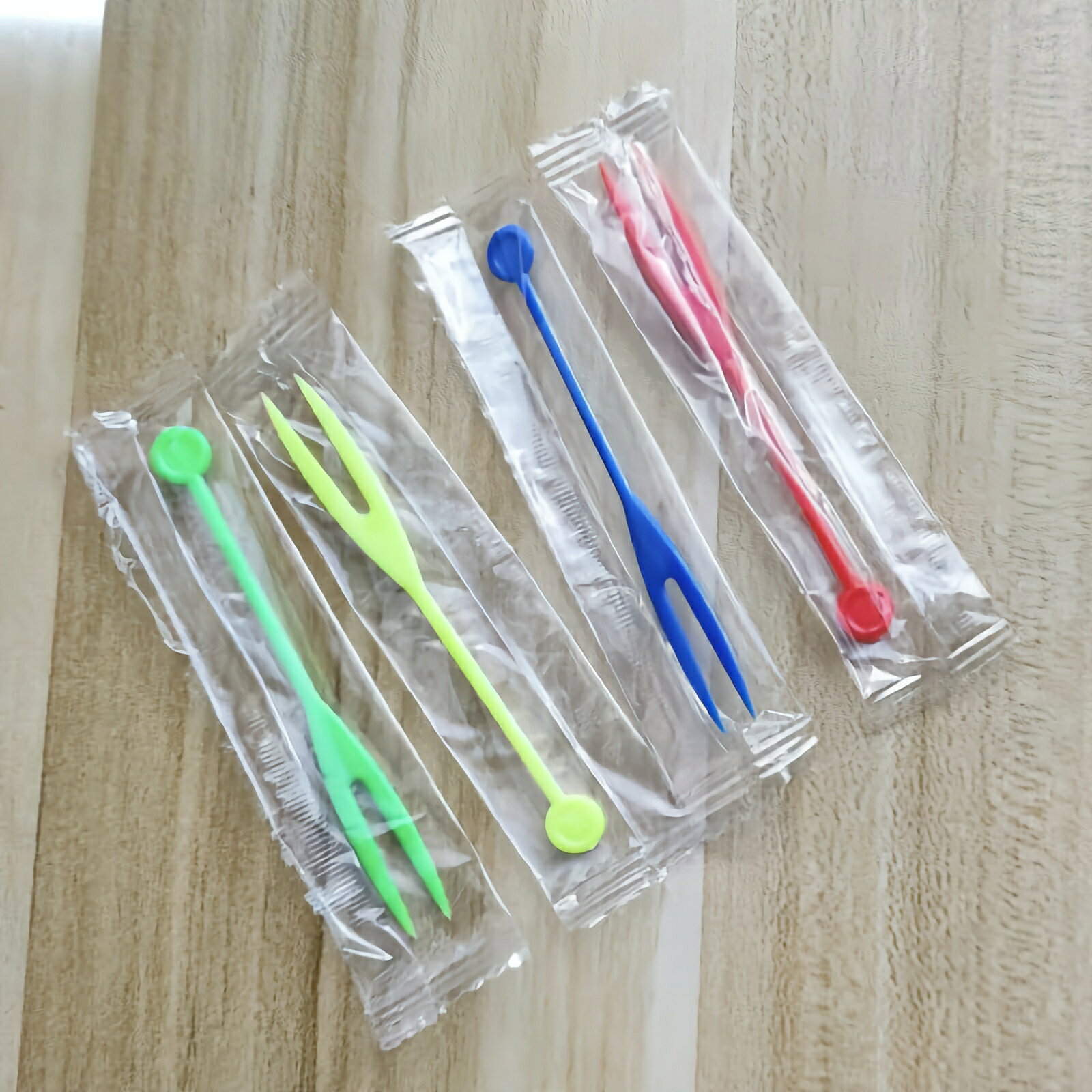 セット内容:5000本入素材・材質:プラスチック樹脂用途：ケーキ/果物/お菓子/お弁当に適用。 ※本製品は0.2cm程度の誤差が発生することがございます。 備考 ●サイズ詳細等の測り方はスタッフ間で統一、徹底はしておりますが、実寸は商品によって若干の誤差(1cm～3cm )がある場合がございますので、予めご了承ください。●製造ロットにより、細部形状の違いや、同色でも色味に多少の誤差が生じます。●パッケージは改良のため予告なく仕様を変更する場合があります。▼商品の色は、撮影時の光や、お客様のモニターの色具合などにより、実際の商品と異なる場合がございます。あらかじめ、ご了承ください。▼生地の特性上、やや匂いが強く感じられるものもございます。数日のご使用や陰干しなどで気になる匂いはほとんど感じられなくなります。▼同じ商品でも生産時期により形やサイズ、カラーに多少の誤差が生じる場合もございます。▼他店舗でも在庫を共有して販売をしている為、受注後欠品となる場合もございます。予め、ご了承お願い申し上げます。▼出荷前に全て検品を行っておりますが、万が一商品に不具合があった場合は、お問い合わせフォームまたはメールよりご連絡頂けます様お願い申し上げます。速やかに対応致しますのでご安心ください。 全商品、「離島.一部地域」は別途 送料が掛かります。ご不明な点がございましたら、メールにてお問い合わせください。