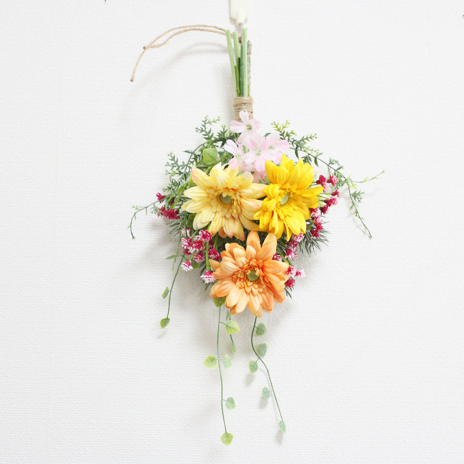「送料無料」手のひらサイズ ガーベラ ミニタイプ 壁掛けハンギングリース（アーティフィシャルフラワー）