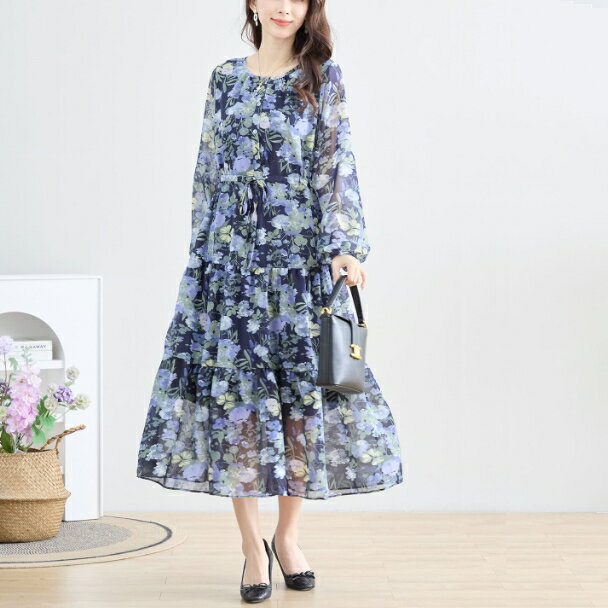 ベーシック×トレンド×エレガントが テーマで遊び心があり着回しのきく アイテムを取り揃えているメーカーです。 少しゆったりサイズのミセスに人気のブランド。 優雅なシフォン素材で仕立てたロングワンピース。 繊細な花柄が上品な印象を与え、 軽やかなシルエットが女性らしさを演出します。 ウエストのドローストリングでシルエットの 調整が可能です。 デイリーから特別な日まで活躍する1枚です。 ブランド名：TRUBE 品番：N82-167 カラー：ネイビー サイズ：M～L 着丈：120cm 肩幅：36cm 身幅：51cm 裾幅：130cm 袖丈：59cm 素材：ポリエステル100％ 裏地：ポリエステル100% 生産地：中国 ●サイズはメーカー表記を記載していますが誤差が 生じる場合もございますのでご了承くださいませ。 ●モニターによって実物と違いがある場合も ございますのでご了承くださいませ。 ●お客様のご都合による返品・交換は お受けいたしかねますので、あらかじめご了承ください。 カラー、サイズ、素材感に不安がある場合は お問い合わせでご確認をしてください。