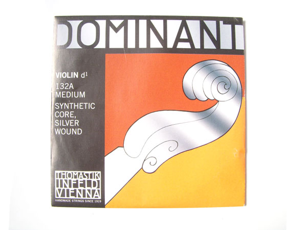バイオリン弦の代表的ブランド THOMASTIK 「トマスティック」社の「ドミナント」。 ドミナントは順応性が高く温かみのある音色でジャンルを問わず多くのプレイヤーに支持されています。 　 ■主な仕様 ナイロン/シルバー巻 4/4用