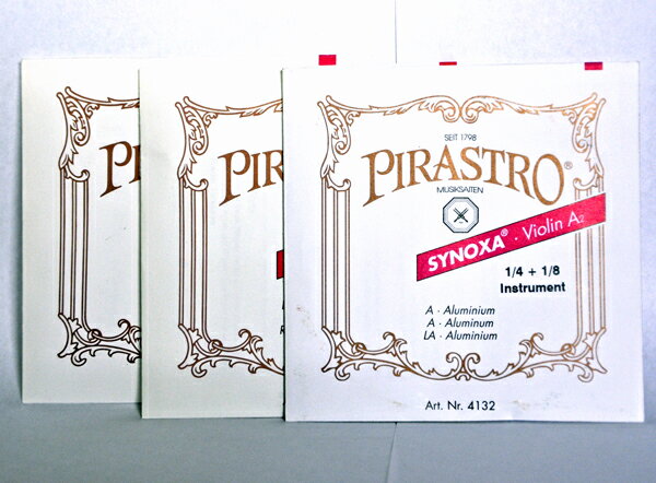 ピラストロのシノクサ弦です。 レスポンスに優れ、明るく豊かな音色に定評があります。 【主な仕様】 A 4132 ナイロン/アルミ巻 D 4133 ナイロン/アルミ巻 G 4134 ナイロン/シルバー巻 1/4＋1/8サイズ用 ※パッケージは予告なく変更になる場合がございます。