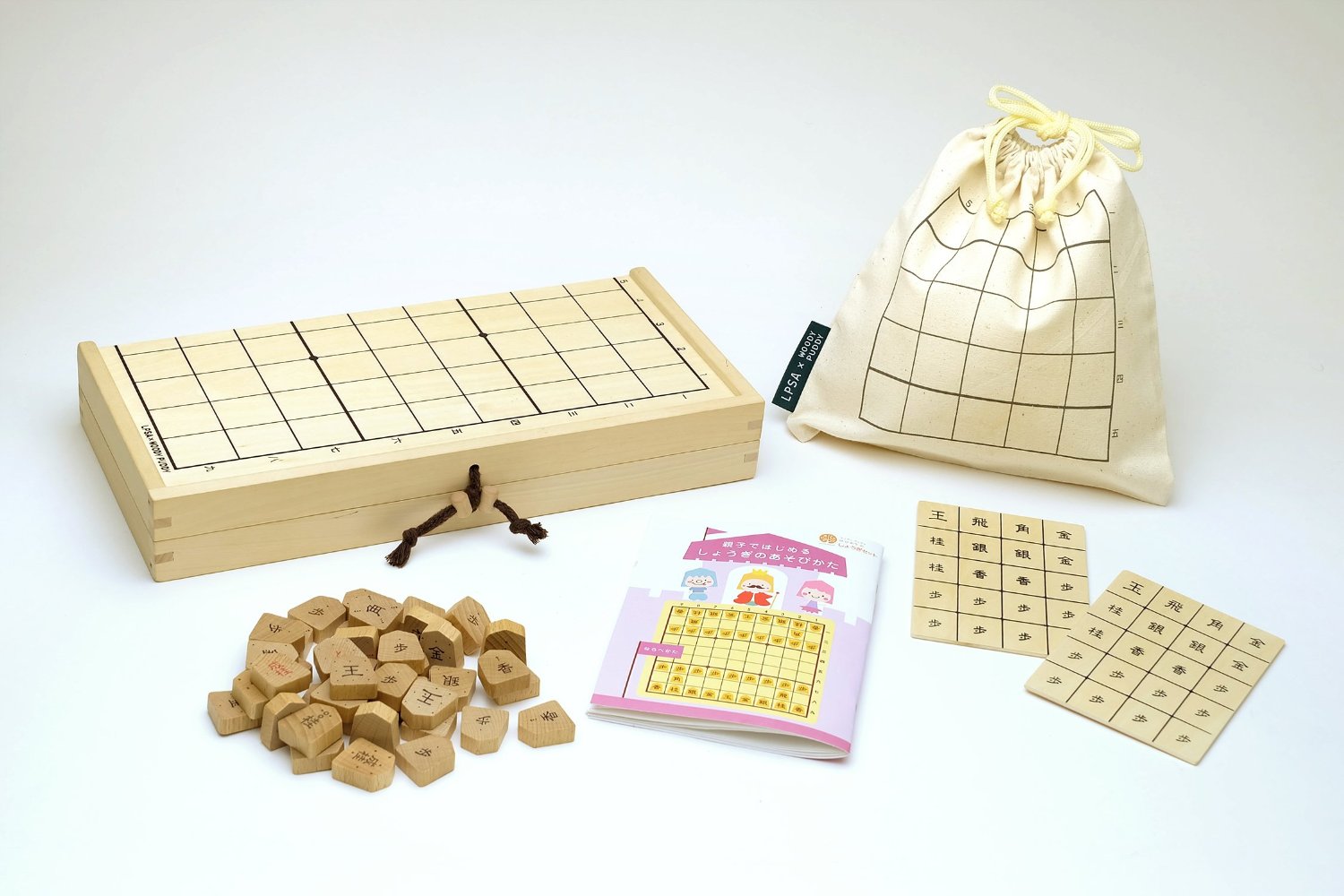 はじめてでもあんしん！つみき遊びから始められる知育将棋！ ・駒はお子様にわかりやすいよう、それぞれの駒が進める方向を印（しるし）つきで表現。 ・すぐに遊べる！「遊び方ブック」付き。 かわいい！ ・素材にこだわり、小さな手でもつまみやすい駒。 ・駒の数を覚えられる駒台つき。 本格的な盤！ ・将棋盤は折り畳み式で中に駒などを収納できる！ ・駒を収納する布袋はプレ将棋につかえる5x5マスの将棋盤！メインの盤は本将棋の9x9！ 【サイズ】 ・将棋駒：26x23x9 ×40ヶ ・将棋盤：330x350x25 ×1ヶ ・駒台：130x95 ×2ヶ ・駒入れ巾着：240x240 ×1ヶ ・あそび方ブック：40ページ ×1ヶ ・パッケージ：360x245x60 【仕様】 ・対象年齢：3歳くらいから ・素材：駒（天然木、合板、綿、PP、紙、EVA） ・本体重量：約950g