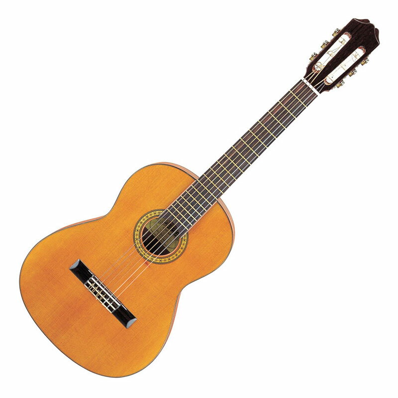 弦長580mm、全長900mm、ナット幅48mm。 身長130cm〜のお子様などに適したサイズ感のミニクラシックギター。 通常のギターではちょっと大きいという方へ。気軽に扱えるコンパクトギターとしても最適。 （一般的なギター： 弦長650mm、全長約1,000mm） Top：Solid Red Cedar Back＆Sides：Sapelli with single binding Neck：Mahogany Fingerboard：Rosewood Scale：580mm ※木目には個体差がございます。 ※仕様は予告なく変更になる場合がございます。