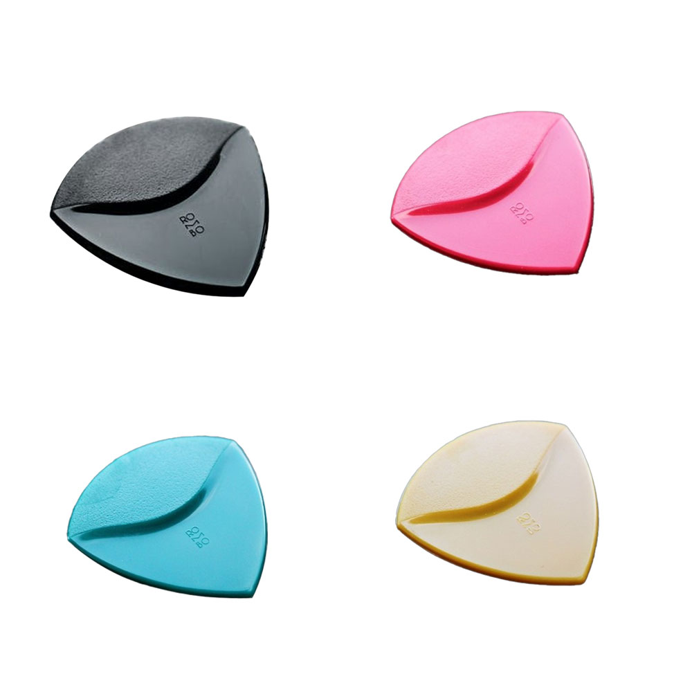 1/100mmの精度を追求する 妥協を許さないジャーマンテクノロジーがギターピックを変えた! ギタープレイやサウンドにも革新をもたらす先進的ギターピックです。 Rombo Horizon Pick は本体と先端部の広い曲面により、ギターの弦をスムーズにスライドさせることができます。また、ボディに設けられた不思議な曲線状の盛り上がりが、快適なホールド感を実現しています。