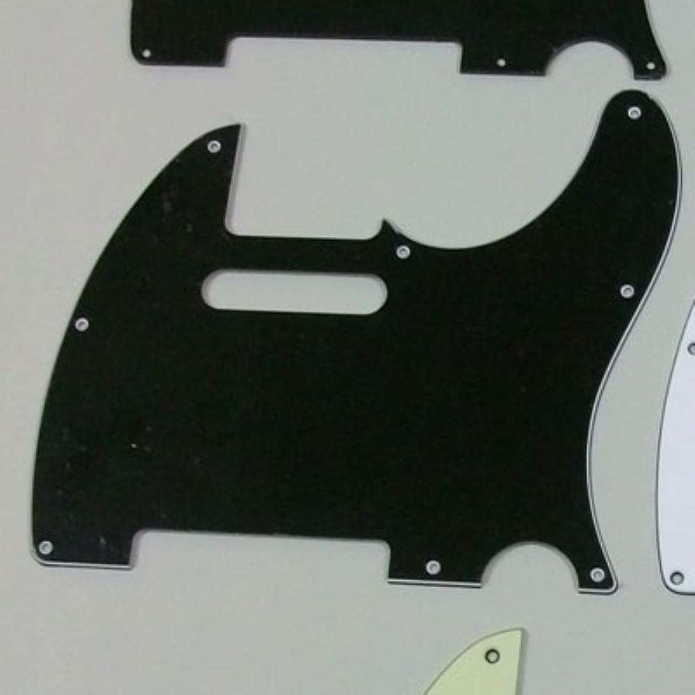 Fender Japanに適合するリプレイスメント・ピックガードです。 2014年以前のモデルに適合いたします。 Made in Japan.