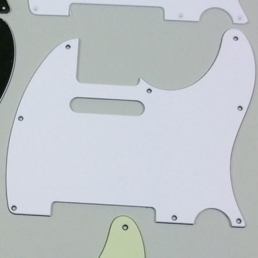 Fender Japanに適合するリプレイスメント・ピックガードです。 2014年以前のモデルに適合いたします。 Made in Japan.