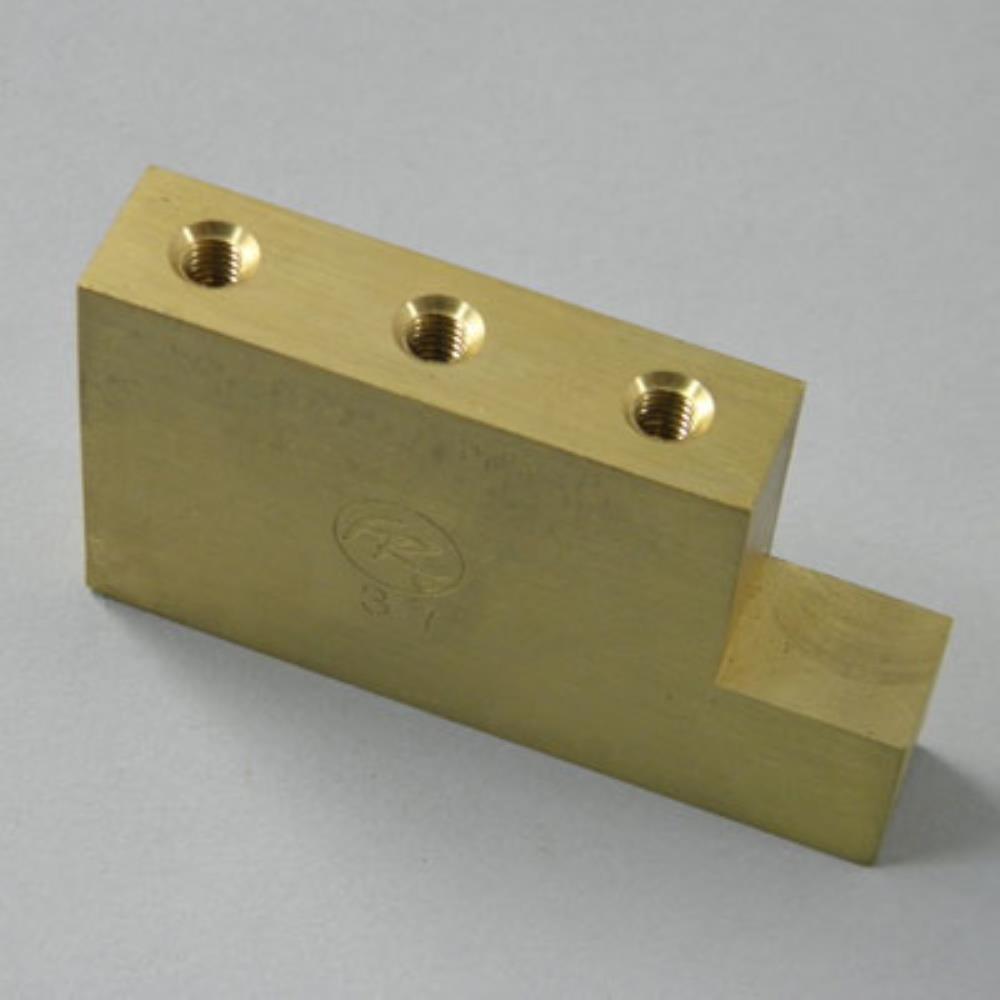 Original Floyd Rose用のファットタイプ・トレモロブロックです。体積があるブラス切削品ですので、サスティーンが通常のものと比べて大きく違います。ブロックの体積の性質上、ザグリによってはブロックが内部で当たる可能性もあります。詳しくはお近くのリペアショップへご相談下さい。長さは32、37、42ミリから選択可能です。Made in Germany ※画像は37ミリのブロックです