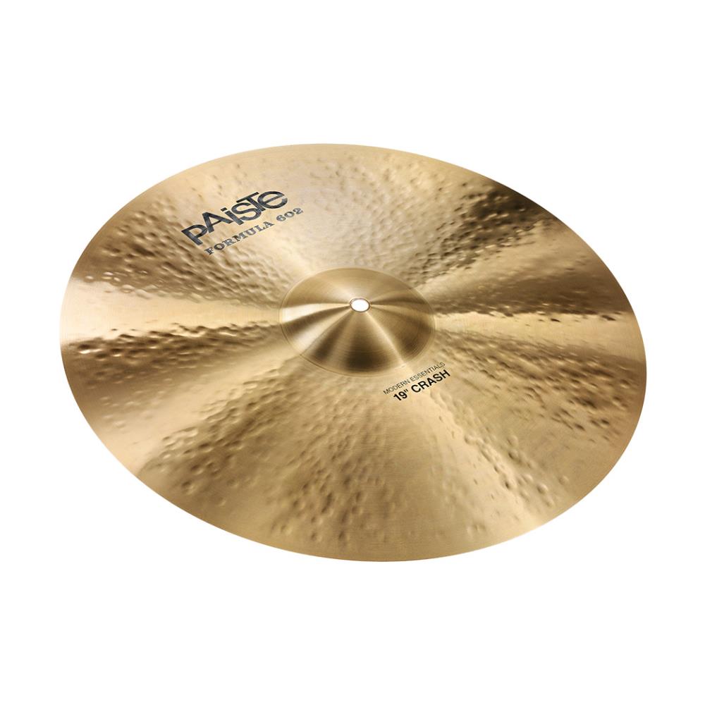 Formula 602 Modern Essentials シリーズは、世界的なスーパー・ドラマー、Vinnie Colaiuta（ヴィニー・カリウタ）とのコラボレーションにより開発され、高度な技術をもつ職人によってすべて手作業で製作されています。 Formula 602 Modern Essentialsシリーズの「Crash（クラッシュ）」は、オープンなローエンドと、きらめくハイエンドをもつリッチで力強いクラッシュサウンドが特徴。 汎用性が非常に高く、さまざまな音楽スタイルに対応するクラッシュ・シンバルです。 ポップス、ロック、ジャズ、フュージョン、ブルース、R&B、カントリー、フォーク、アコースティックなど、幅広い音楽スタイルに対応します。 サイズ：19インチ