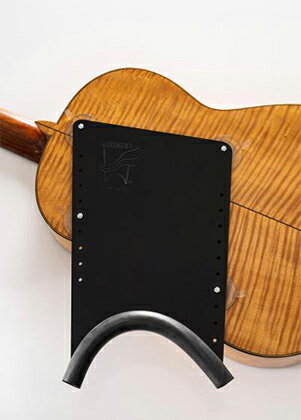 ギターリフトは全く新しい発想によって生まれたドイツ製ギターサポートです。 裏板に直接取り付けることで、画期的な安定感と正しいポジションを提供。 プレキシガラスがほどよくしなり、プレイアビリティを向上させます。 サイズ：22.5cm×36.5cm カラー：ブラック