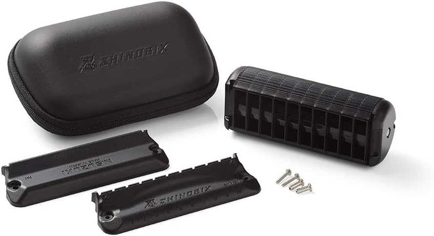 スズキ サイレンサー付10ホールハーモニカセット 忍SHINOBIX 参上! 本製品は、忍SHINOBIXのハーモニカ本体が付属されていないユーザーズセット(SNB-20CVS)。 スズキ10ホールハーモニカの本体を使用することができます。 ※使用可能モデル M-20(Lowキーシリーズ除く)/C-20/F-20/HA-20/MR-550/MR-350/PH-20N 現在使用しているお気に入りのモデルや、他調子のハーモニカの本体を付け替えてお使いください。 忍SHINOBIXは楽器を演奏したい方にもっと気軽に手にしてもらえるようにと開発された、 スズキのサイレンサー付き10ホールハーモニカセット。 忍SHINOBIXはハーモニカとサイレンサー(消音器)の2つのパーツで構成され、 簡単に着脱することができます。 サイレンサーを外せば、通常のハーモニカとしても使用可。 円柱状のサイレンサーは内部がらせん構造になっていて、小型ながらも高い消音性能を発揮します。 また、吹きやすいカバー形状がハーモニカらしい演奏性を損なうことなく楽しむことができます。 ◆消音効果 強い息で演奏した際により大きな効果を発揮し、デシベル換算において平常時80~90dBの音圧を 60~70dBまで軽減、各音平均で約15~20dBをカット。 これは一般的な10ホールハーモニカの音圧を100%とした場合と比較し、 約20%程度の音圧にまで軽減をしています。 いつでも気軽に練習したい やってみたいけれど音量が… そんな悩みをお持ちのみなさまに。 演奏をもっと身近で楽しく、毎日気軽に手にしてください! ◆2018年度グッドデザイン賞を受賞◆ GOOD DESIGN AWARD 2018 においてグッドデザイン賞を受賞しております。 【仕様】 材質:カバー・サイレンサー/ABS 備考(セット内容):サイレンサー/上下ハーモニカカバー/カバー留めネジ×2セット/セミハードケース ※はじめての方にはこちらがオススメ! 購入してそのまま演奏できる、忍SHINOBIXフルセットSNB-20 (セット内容:サイレンサー/ハーモニカ・C調/セミハードケース)
