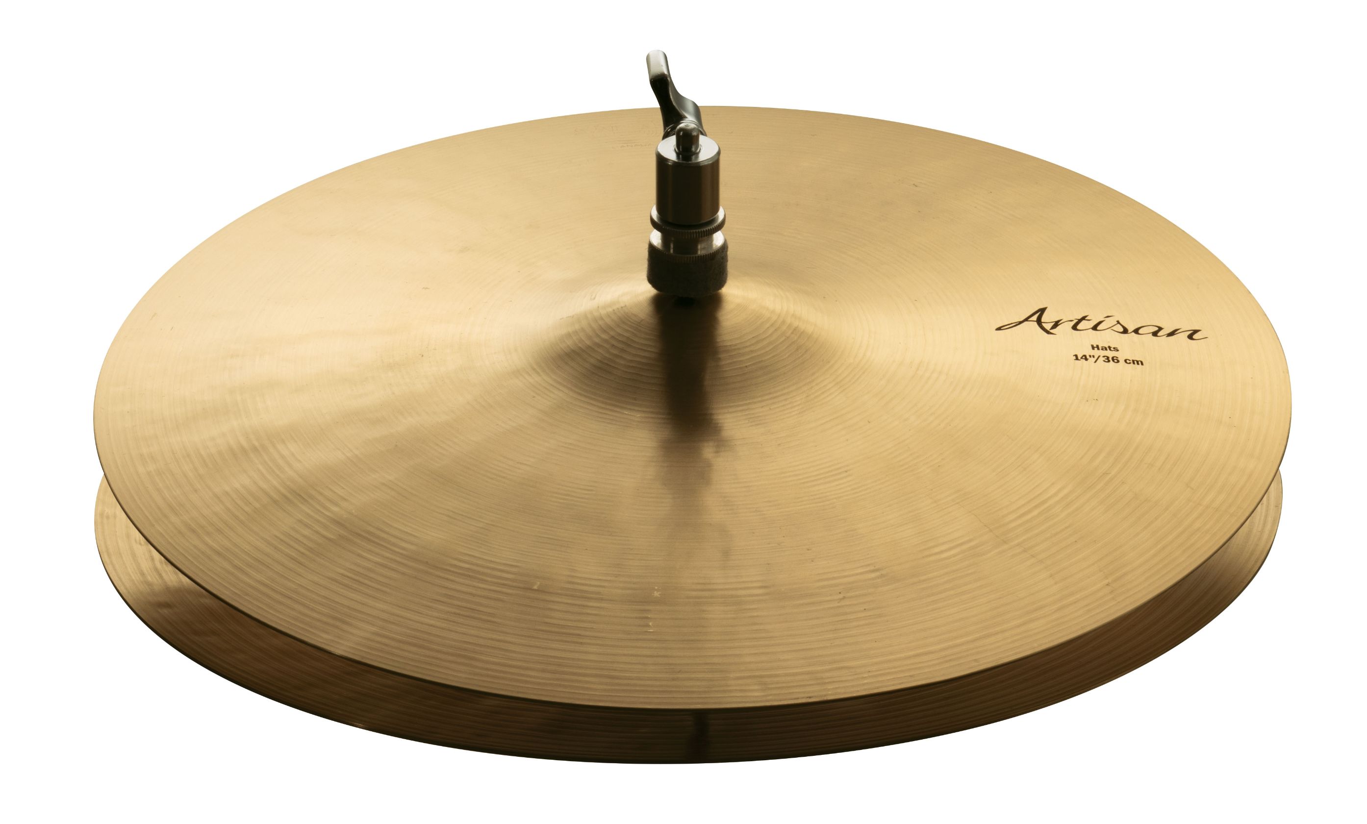 ARTISAN HI HATS ハイハット Series Artisan ARTISAN HI HATS デュアルハンマリングの効果で、しなやかなタッチとクイックなレスポンスが調和し、小気味よくグルーヴを生むオーセンティックなハイハット。 アーティザンライド同様に深く楽曲に溶け込み、高い音楽性を発揮する。 アーティザン・シリーズ ヴィンテージテイストにあふれ、しなやかなタッチで楽曲に非常によくなじむサウンド。 センシティヴでありながらダイナミックさも兼ね備え、ドラマーの細かな表現にも確実に応えてくれる、究極のJAZZシンバル。