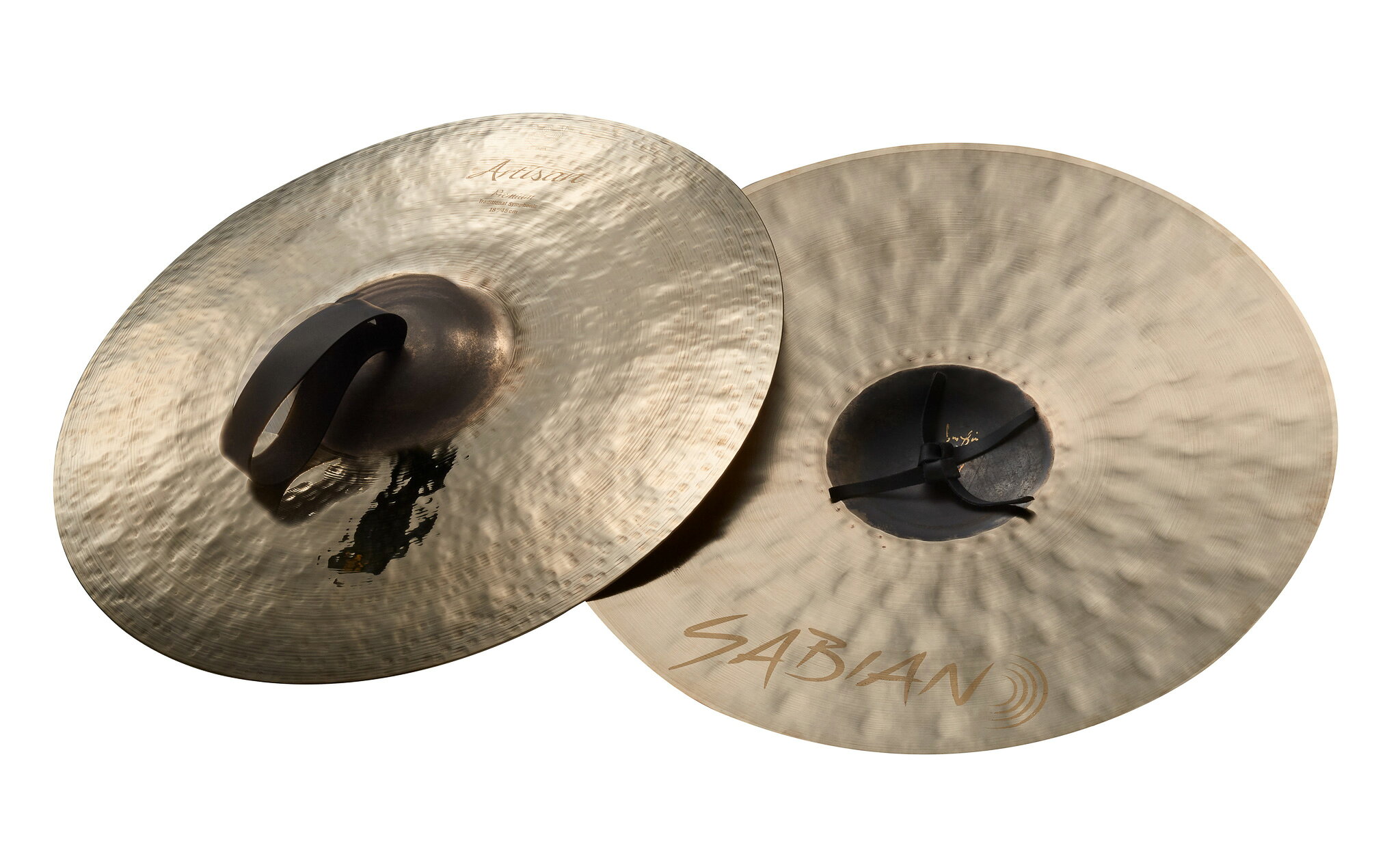 Artisan “Premium” Traditional Symphonic [ミディアム] 解き放たれる煌びやかなアタック音。高次元に広がるアーティキュレーション “プレミアム”独自の製造工程により、じっくりと手間をかけ、 トップサイドは“ブリリアント”フィニッシュ、バックサイドは“ナチュラル”フィニッシュにすることで研ぎ澄まされたレスポンスを実現。 飛躍的にプロジェクションを高め、進化を遂げたハンドメイド・シンバル。 Artisan Traditional Symphonic かつてないほどの完成度を誇る“アーティザン”。伝統的なハンドハンマーと、斬新なテクノロジーを駆使したシンバルづくりは、世界から賞賛されるハイクオリティな“アーティザン”を誕生させました。 ステージ上から放たれるサウンドは、輝かしい高音域を発揮しながら、ダークなトーンとサスティーンをたっぷりと含んだ、トラディショナルなコンサート・シンバルです。 アーティザン“プレミアム”はトップサイド：ブリリアントフィニッシュ/バックサイド：ナチュラルフィニッシュのみとなります。 (注)コンサート合わせシンバルはすべて、手革付き