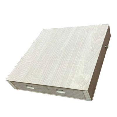 BH 手作りトラベルカホン DIYキット 世界で1つだけのオリジナルトラベルカホンを演奏しよう！ トラベルカホンを1から組み立てて、オリジナルトラベルカホンが作れるDIYキットです。楽器づくりを通して、楽器の仕組みも学べるので、夏休みの自由研究など親子で楽しむことが出来ます。楽器が完成した後は、好きなようにペイントすることもできます。 行く先どこでも手軽に持ち運びが出来るトラベルカホン。30cm以内のサイズでどこにでも気軽に持ち運びが可能なカホン。表面と裏面でカホンとウッドボンゴの2つが1つになった画期的な楽器となっております。カホンの面は、スネアサウンドのような音を響かせる事が出来、ウッドボンゴは、真反対に力強い低音を演出します。サイドには2つのサウンドホールがあり、小さくても通常のカホン同様の音を響かせます。