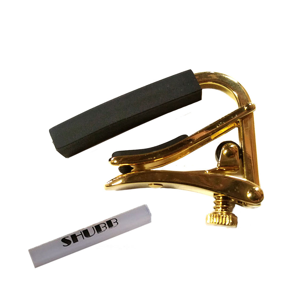 ゴールドのような輝きを放つ、ハイテックチタン仕上げの「 CAPO ROYALE」シリーズ。 耐久性に劣るゴールドメッキの難点を克服し、美しさと共に長年にわたり愛用していただける耐久性を併せ持つハイテックチタン仕上げ。金色の輝きを再現したゴールドと、柔らかくピンク色がかったローズゴールドの2色のバリエーションです。 エレキギターなどの指板の湾曲（アール） がきつめのギター向け。 (約) 50mm (約) 51g [スリーブ(クリア)] クリア・スリーブはSHUBBのロゴ入りです。 長さ2.25"'(約57mm)はクラシックギター用/12弦用の長さに対応、カットして長さを調整することで多くのモデルに使用できます。 ■ラバー幅：約 57mm