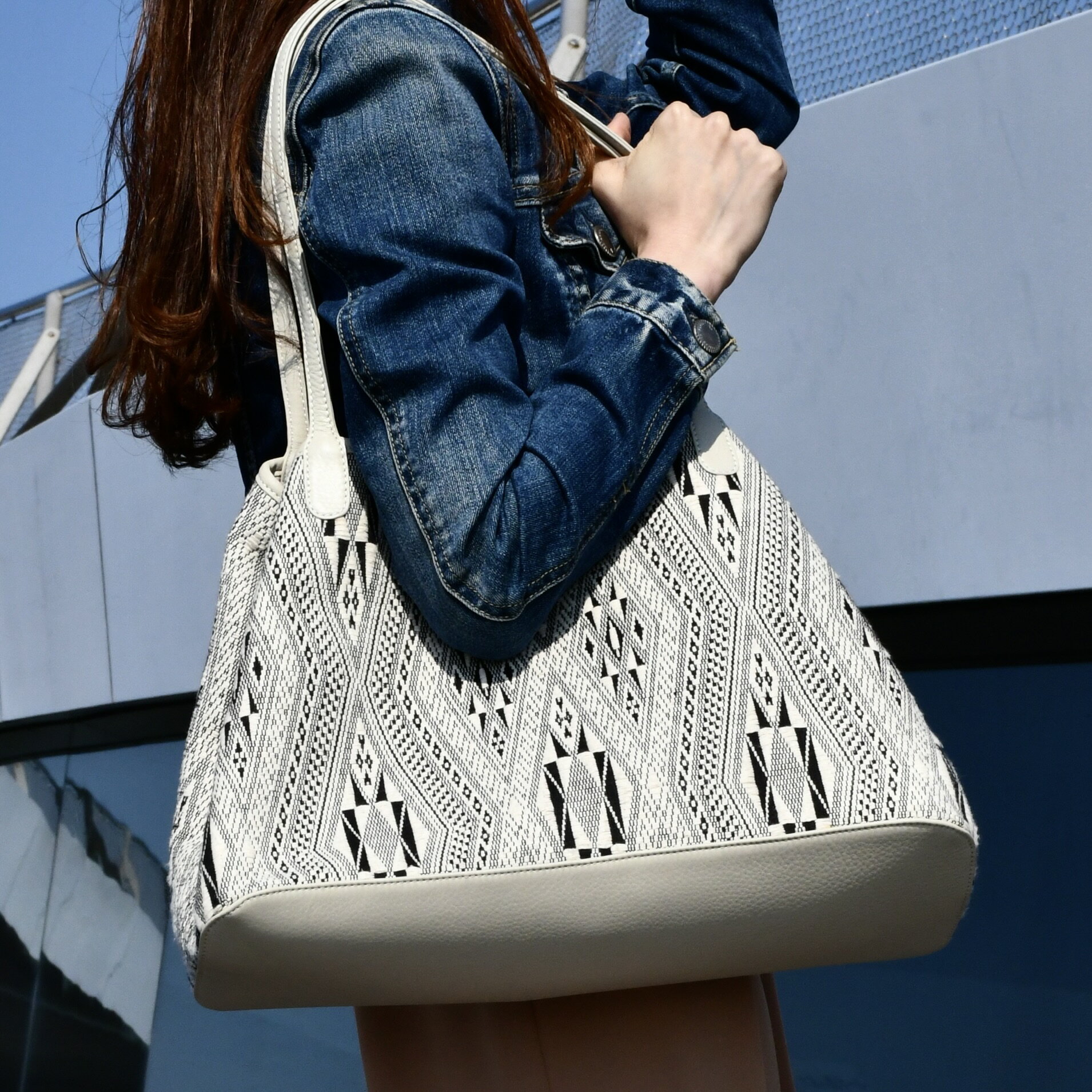 レディース トートバッグ 大きめ 軽い コットン 牛革 手作り 手織り タイ テキスタイル 鞄 おしゃれ 現代的デザイン A4収納可 個性的 ユニーク 希少性 ...