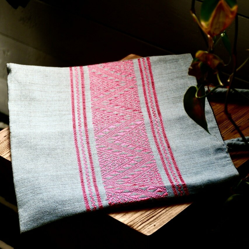 バッグ 手作り 民族 ダイ族(タイ族) レッド 一点物 個性的 ユニーク 希少性 ハンドメイド 伝統技法 天然素材 コットン テキスタイル 古風 おしゃれ 赤 ...