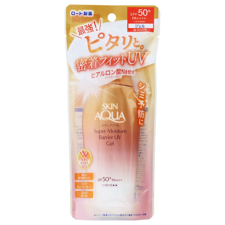 ・「スキンアクアスーパーモイスチャーバリアUVジェル」は、汗肌でも密着フィットUV。つけた瞬間、肌にぴたっと密着します。 ・伸びの良いジェルタイプの日やけ止め。 ・「バリアフィット処方」採用。気持ちよいうるおいUV膜が肌表面に密着し、強力紫外線から守ります。 ・光耐久カプセルNEO(※1)採用。UV-A波・UV-B波まで、幅広い紫外線をブロックします。 ・3種の美容液成分(うるおい成分…ヒアルロン酸Na、異性化糖、ヒオウギエキス)配合。 ・日やけによるシミ・そばかすを防ぎながら、肌にうるおいを与えます。 ・やさしさへのこだわり。アレルギーテスト済み(すべての方にアレルギーが起こらないというわけではありません)。 ・無香料、無着色、鉱物油フリー、パラベンフリー。 ・空気中の有害物(花粉、PM2.5、ちり、ほこり)から肌を守ります(※2)。 ・水に強いスーパーウォータープルーフ。石けんで落とせます。顔・からだ用で、化粧下地にもオススメです。 ・100g。SPF50+・PA++++。 ※1…ビスエチルヘキシルオキシフェノールメトキシフェニルトリアジン、シリカ(UVカット成分) ※2…肌についた有害物を洗浄時にするりと落とす。 ●商品サイズ（cm） 幅約9.5×奥行約3.5×高さ約21 ●内容量 100g ●成分 水、エタノール、メトキシケイヒ酸エチルヘキシル、BG、イソノナン酸イソノニル、グリセリン、ジエチルアミノヒドロキシベンゾイル安息香酸ヘキシル、コハク酸ジエチルヘキシル、ビスエチルヘキシルオキシフェノールメトキシフェニルトリアジン、ヒオウギエキス、ヒアルロン酸Na、シリカ、エチルヘキシルトリアゾン、ペンタイソステアリン酸ポリグリセリル-10、水添ポリイソブテン、(アクリレーツ/アクリル酸アルキル(C10-30))クロスポリマー、ミリスチン酸ミリスチル、TEA、異性化糖、コハク酸ジエトキシエチル、EDTA-2Na、キサンタンガム、フェノキシエタノール、ビオサッカリドガム-4 ○広告文責：e-net shop株式会社(03-6706-4521) ○メーカー（製造）：ロート製薬株式会社 （検索用：ロート製薬 ロート スキンアクア スーパーモイスチャーバリア 紫外線 日焼け止め UVケア スーパーウォータープルーフ 化粧下地 潤い 4987241193653 最強翌日配送対象商品に関するご案内 最強翌日配送対象商品・対象地域に該当する場合は最強翌日配送マークがご注文カゴ近くに表示されます。 最強翌日配送可能なお支払方法は【クレジットカード、代金引換、全額ポイント支払い】のみとなります。 下記の場合は最強翌日配送対象外となります。 ・15点以上ご購入いただいた場合 ・時間指定がある場合 ・ご注文時備考欄にご記入がある場合 ・決済処理にお時間を頂戴する場合 ・郵便番号や住所に誤りがある場合 ・最強翌日配送対象外の商品とご一緒にご注文いただいた場合 ・お届け先住所文字数が40文字以上の場合