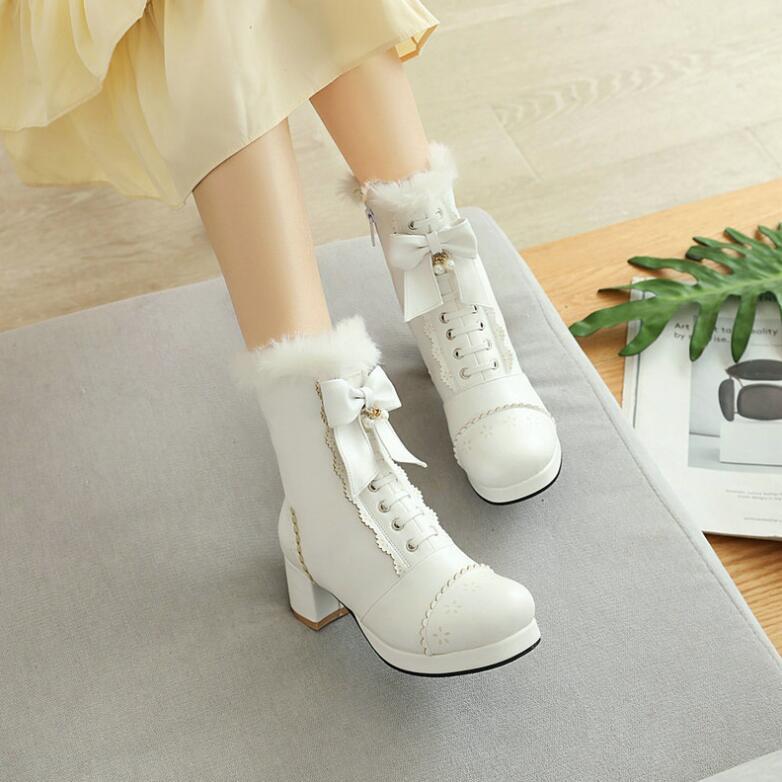 【商品情報】・サイズ:・22.5cm、23cm、23.5cm、24cm、24.5cm、25cm、25.5cm、26cmヒール：5cm 筒丈16.5cm　筒回り24cm・カラー:ブラック、ホワイト、ピンク・商品内容:ブーツ・生産国:中国商品について：※サイズ表記は目安です。若干の誤差がある場合がございます。※この商品は少々、染料のニオイや色落ちがある場合がございます。身体に害のあるものではありませんので、ご安心くださいませ。※色落ちに関しましては、濃い色の物と摩擦をなるべく避けて頂き、お洗濯の際には必ず単品洗いをお願いいたします。※製造中（縫製、染色など）により商品において色味や柄、サイズに若干の誤差や、生地を織る際に糸の継ぎ目や多少のほつれ等が生じる場合がございますが、品質上の問題ではございませんのでご了承の上お買い求めくださいませ。※手作り商品でございますから、画像と若干異なる場合も御座います。※モデルに使用している小物、アクセサリ等は商品内容に含まれません。※発送上の状態によって商品がシワになる場合がございます。予めご了承くださいませ。メールについて：※メール返信とご注文対応は、平日10：00〜18：00頃に対応しております。※携帯メールでの登録は迷惑メールによりメールが届かない場合がございます。【商品情報】・サイズ:・22.5cm、23cm、23.5cm、24cm、24.5cm、25cm、25.5cm、26cmヒール：5cm 筒丈16.5cm　筒回り24cm・カラー:ブラック、ホワイト、ピンク・商品内容:ブーツ・生産国:中国商品について：※サイズ表記は目安です。若干の誤差がある場合がございます。※この商品は少々、染料のニオイや色落ちがある場合がございます。身体に害のあるものではありませんので、ご安心くださいませ。※色落ちに関しましては、濃い色の物と摩擦をなるべく避けて頂き、お洗濯の際には必ず単品洗いをお願いいたします。※製造中（縫製、染色など）により商品において色味や柄、サイズに若干の誤差や、生地を織る際に糸の継ぎ目や多少のほつれ等が生じる場合がございますが、品質上の問題ではございませんのでご了承の上お買い求めくださいませ。※手作り商品でございますから、画像と若干異なる場合も御座います。※モデルに使用している小物、アクセサリ等は商品内容に含まれません。※発送上の状態によって商品がシワになる場合がございます。予めご了承くださいませ。メールについて：※メール返信とご注文対応は、平日10：00〜18：00頃に対応しております。※携帯メールでの登録は迷惑メールによりメールが届かない場合がございます。