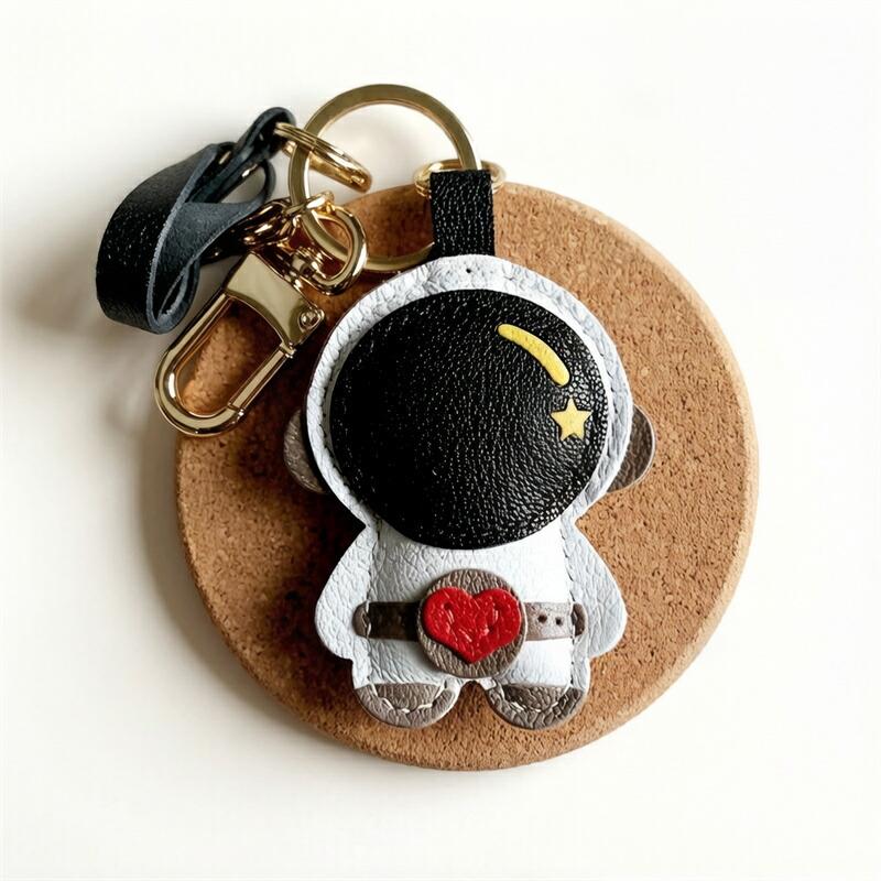 Rakuten - 宇宙飛行士 キーホルダー 本革 レザー かわいい バッグチャームストラップ ハンドメイド 手作り 宇宙 星モチーフ ナチュラル 小物 雑貨 レディース ギフト プレゼント