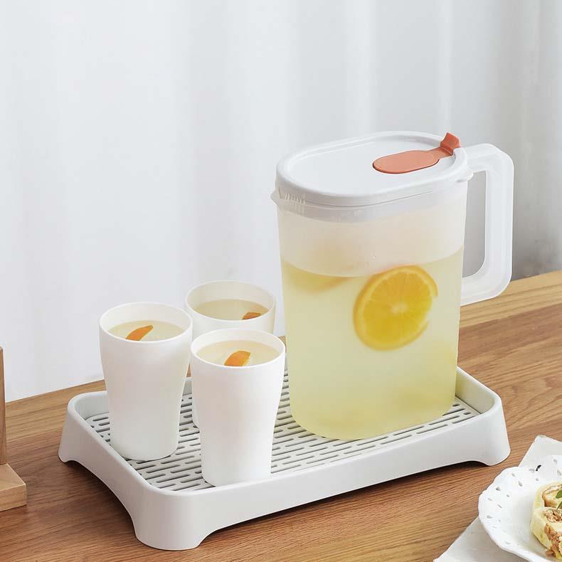 Rakuten - 麦茶ポット 冷水筒 ピッチャー 冷蔵庫ポット 保冷 お茶ポット 大容量 水タンク 冷水ポット 水筒 飲料水 お茶 炭酸 飲料水バケット ドリンクボトル ティーポット ドリンクピッチャー 洗いやすい キッチン用品 家庭 お店用 持ち運び便利