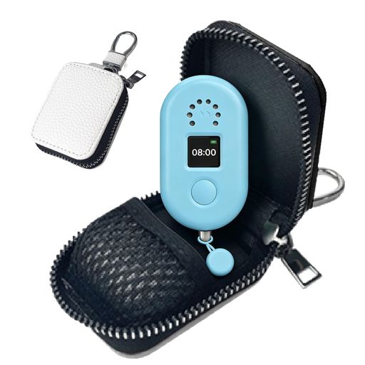 1️⃣ ピッタリフィット – みてねみまもりGPSトークPlus(MB06)専用設計。デバイス本体に完全にフィットし、ボタンや充電ポートへのアクセスを妨げません。ケースを装着したままでの充電・操作が可能です。 2️⃣ 上質な本革素材 – 厳選された天然本革を使用。手に馴染む柔らかな質感と経年変化を楽しめる本革ならではの風合い。 3️⃣ 大切なGPSデバイスをしっかり保護 – 日常使用での傷や汚れ、小さな衝撃から本体を守ります。全面保護設計で、背面・側面・四隅までカバー。子どもの持ち歩きにも安心です。 4️⃣ 便利なストラップホール付き – お好みのストラップを取り付け可能。子どものバッグやリュックに固定して紛失防止に。通学や外出時の落下リスクを減らし、より安全にお使いいただけます。 5️⃣ お子様の成長とともに、世界にひとつだけの味わい深いケースへと変化。長く愛用できる逸品です。