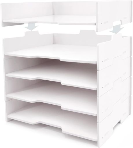 A4サイズぴったり!32*24*30cm(深型5階) 、書類も雑誌もスッキリ収納 A4ファイル、ノート、雑誌、文房具などが楽々収納。納品書や請求書などの書類整理に最適です。 自由に組み合わせ&amp;取り外し可能 個々のラックは自由に連結・取り外しできるので、使いたいシーンに合わせてレイアウトを変更できます。スペースに応じてカスタマイズ自在。 横長開口で取り出し・収納がラクラク 横長のスリットタイプなので、書類や雑誌をスムーズに出し入れできます。ストレスなく整理整頓を続けられます。 シンプル&amp;清潔感のあるデザイン シルバーカラーでオフィスやご家庭のインテリアに自然と馴染みます。デスク周りをすっきりと洗練された印象に整えます。 最大5段積み重ねで大容量 同じラックを最大5段まで積み重ね可能。縦方向の収納力を活かして、デスク上のデッドスペースを有効活用できます。