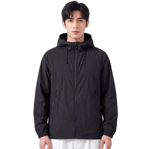 UVカットと通気速乾で日焼け対策に適する 日差しの強い日にも頼りになるUVカット機能:UVカット加工を施しており、屋外でのレジャーやスポーツ時にも肌への負担を軽減します。海辺のアクティビティやゴルフ、サイクリングなど、幅広いシーンでお役立てください。 ひんやり感覚で快適な接触冷感素材:肌に触れたときにひんやりと感じる接触冷感素材を採用。暑い季節の屋外でもムレにくく、快適な着心地をキープしやすいのが特長です。 男女兼用で選べるサイズ展開:メンズ・レディース問わず着用していただけるユニセックスデザイン。大きいサイズもラインナップしており、体型に合わせてお選びいただけます。男は普段着サイズよりワンサイズ大きめにおすすめします。 着脱しやすいジップアップ&amp;フード付きパーカータイプ:フロントのジッパーで着脱が簡単に行えるため、気温やシーンに応じて羽織りとしても調整しやすい設計です。フード付きで首元や後頭部の日焼け対策にも適しています。 使い勝手を考えた両サイドの大きめポケット:ジッパー付きの両サイドポケットは、スマートフォンや鍵など小物の収納に便利。動きの多いアクティビティ中でも、物が落ちにくく実用的です。