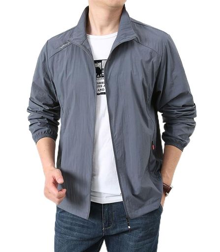接触冷感素材:肌に触れた瞬間にひんやりとした清涼感を感じられる接触冷感素材を使用し、暑い夏でも快適に着用できます。 速乾・軽量設計:薄手で軽量な生地が汗や水分を素早く乾かし、アウトドアや釣り、ハイキングなどの活動中も動きやすさを維持します。 UVカット機能:紫外線をしっかりブロックする日焼け防止機能を搭載し、屋外での長時間の活動でも肌を守ります。 マウンテンパーカー仕様:ウインドブレーカーとラッシュガードを兼ね備えた多機能アウターで、風や軽い雨からも身を守ります。 大きいサイズ展開:幅広い体型に対応する大きいサイズも揃えており、ハイキング・釣り・アウトドアなど様々なシーンで活躍します。
