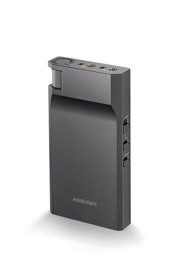 ■Portable Class-A Amplifier AK PA10は、Astell&amp;Kernがこれまで培ってきたアンプ回路設計技術のノウハウを最大限活用したClass-A(A級動作)アナログアンプを初めて導入したモデルです。A級アンプは、優れたリニア出力を持ち、歪みや欠陥の少ない信号を増幅することで、柔らかくて暖かい、自然な音を提供します。消費電力が大きく、ポータブルオーディオ機器では設計が非常に困難な増幅方式ですが、Astell&amp;Kernの優れた回路設計技術により、ノイズを除去しながら消費電力を抑え、出力向上を実現。連続約12時間再生可能。 ■3段階設定のClass-Aカレント(電流)コントロール A級アンプのカレント(電流)を3段階設定でコントロール可能。電流値に対するA級アンプの特性を強調し、より力強いサウンドを作り出します。また、消費電力が大きいことによるバッテリー消耗の懸念についても、電流値のコントロールによって対応。3段階のカレントコントロールにより、ヘッドホンやIEMの特性に合わせた音のディテールや濃密さの変更が可能。