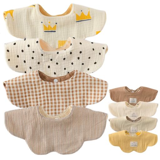 両面ベビースタイ:両面使えるリバーシブルタイプのベビースタイです。片面は無地の生地になっているので、柄物のお洋服にも合わせていただけます。リバーシブルが嬉しい2way仕様で、コーディネートに合わせてお楽しみいただけます。 ふんわり6重ガーゼ:吸水性と通気性を考えて綿100%生地を採用、生まれてからすぐに使えるベビーにぴったりの素材です。洗う度に風合いが増すふわっとやわらか6重ガーゼ仕上げ、よだれをしっかり吸収しつつ、乾くのが早いので衛生的。 360度よだれをキャッチ:生後3ヶ月の赤ちゃんから3歳になる子供も使用可能です。360度デザインなのでしっかりよだれをキャッチでお洋服の襟元への汚れを軽減。新生児期のミルクの吐き戻しや離乳食期のお食事用前掛けとしても使えます。 洗い替え便利4枚組:後ろはスナップボタン留めなので、さっと着せられます。毎日使うものですし、洗い替えや保育園にと考え、便利な4枚組にしました。リバーシブル仕様なので1枚で2種類のデザインが楽しめます。出産祝いに贈るプレゼントとしても喜ばれるアイテムです。