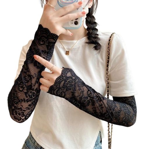 【UV防晒·長袖ガード】強力なUVカット機能で、紫外線から腕をしっかり守ります。手首から二の腕までを覆うロング丈設計で、腕を完全カバーです。夏の日差しが気になる通勤・ドライブ・アウトドア時の日焼け防止に最適で、お肌のシミや乾燥を防ぎます。 【涼爽通気·吸汗速乾】通気性に優れたレースメッシュ構造で、気温が高い時期でも蒸れにくく快適です。汗を素早く吸収・発散する吸汗速乾性により、長時間の使用でもサラッとしたドライ感が続きます。薄手の生地で夏の暑い季節でも快適な着用感が持続し、日中の屋外活動に最適です。 【ファッションデザイン】薄手で透け感のあるレース生地は肌触りが良く、シルエットが美しく見えます。どんな色柄の洋服にも合わせやすいおしゃれなデザインで、ファッションアクセントとして楽しめます。カジュアルからフォーマルまでスタイルを問わず使用できます。 【軽量コンパクト】軽量で薄手の素材を採用し、コンパクトに畳めるので式場への持ち運びもラクです。手のひら部分には滑り止め加工を施し、ハンドルや手に持ったものをしっかりグリップできます。伸縮性と耐久性に優れた素材で、家事や作業時も安定した装着感が持続します。